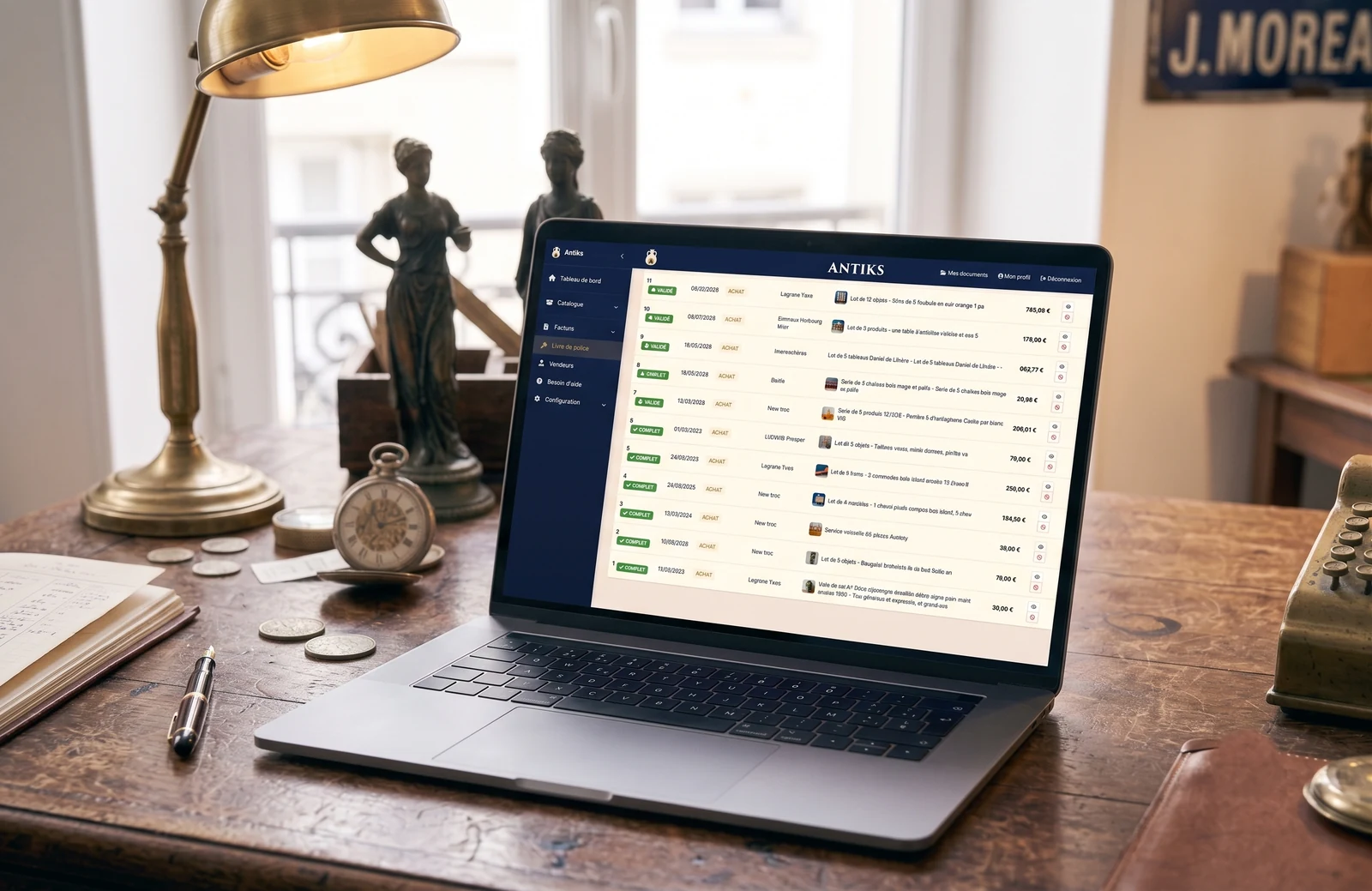 Antiquaire utilisant un logiciel de gestion sur ordinateur dans sa boutique